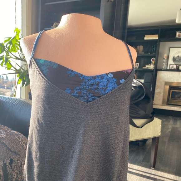 Lululemon Size 8 Tank w built in bra - Picture 1 of 3